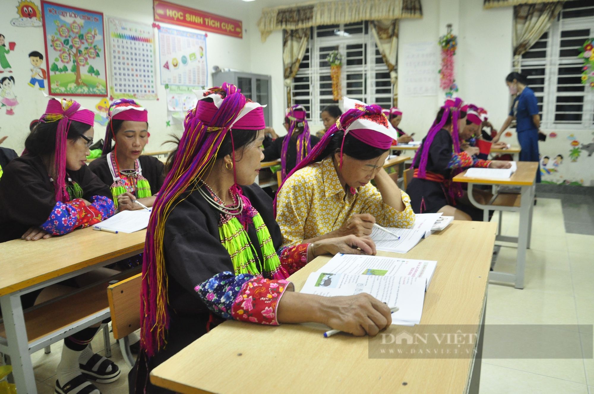 Lớp xóa mù chữ ở huyện vùng cao của Quảng Ninh- Ảnh 1. Lớp xóa mù chữ ở huyện vùng cao của Quảng Ninh- Ảnh 1.