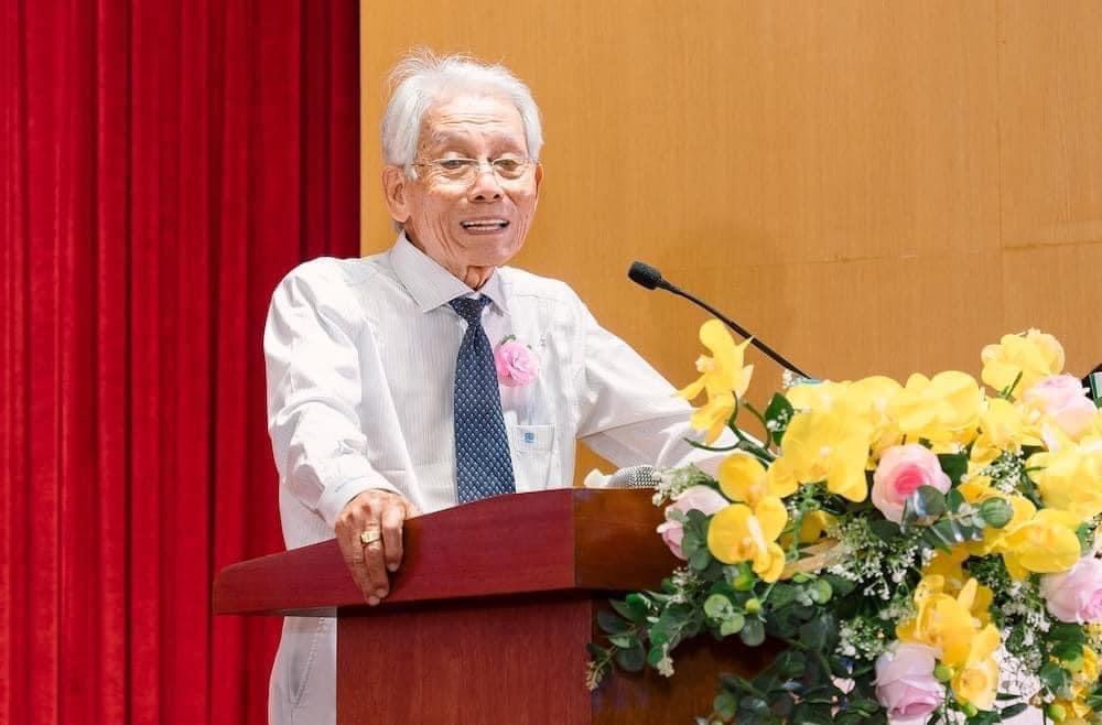 Lương hưu 6 triệu đồng, nguyên hiệu trưởng vẫn dành 2 tỉ đồng tặng sinh viên nghèo- Ảnh 1. Lương hưu 6 triệu đồng, nguyên hiệu trưởng vẫn dành 2 tỉ đồng tặng sinh viên nghèo- Ảnh 1.