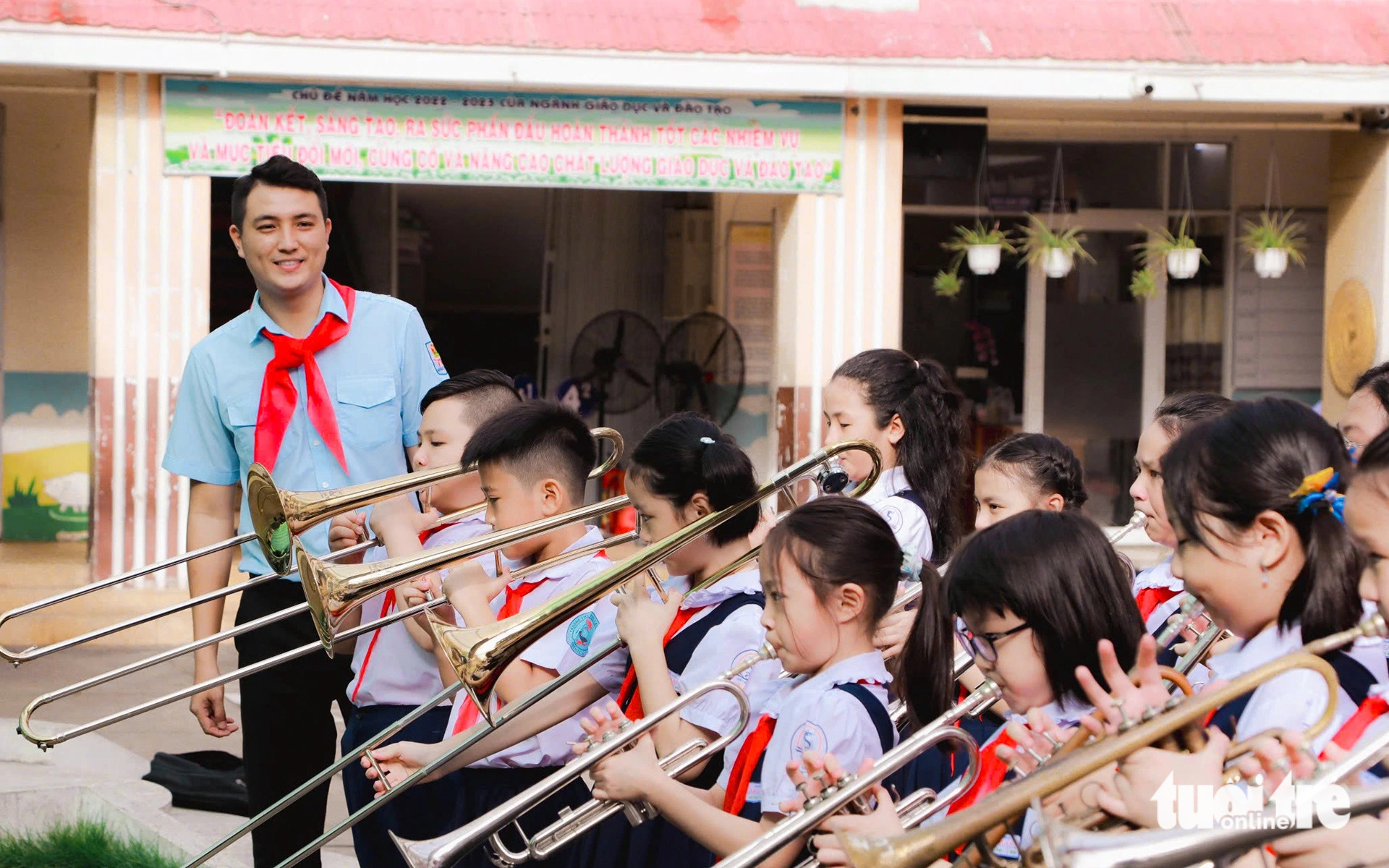 Lương nhà giáo phải thể hiện 'quốc sách hàng đầu' - Ảnh 1. Lương nhà giáo phải thể hiện 'quốc sách hàng đầu' - Ảnh 1.