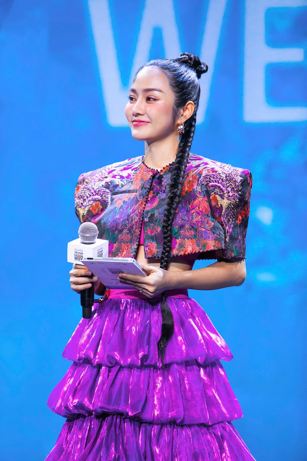 MC Thu Thủy xuất hiện ấn tượng tại Tuần lễ Thời trang Quốc tế Việt Nam 2024 - 1 MC Thu Thủy xuất hiện ấn tượng tại Tuần lễ Thời trang Quốc tế Việt Nam 2024 - 1