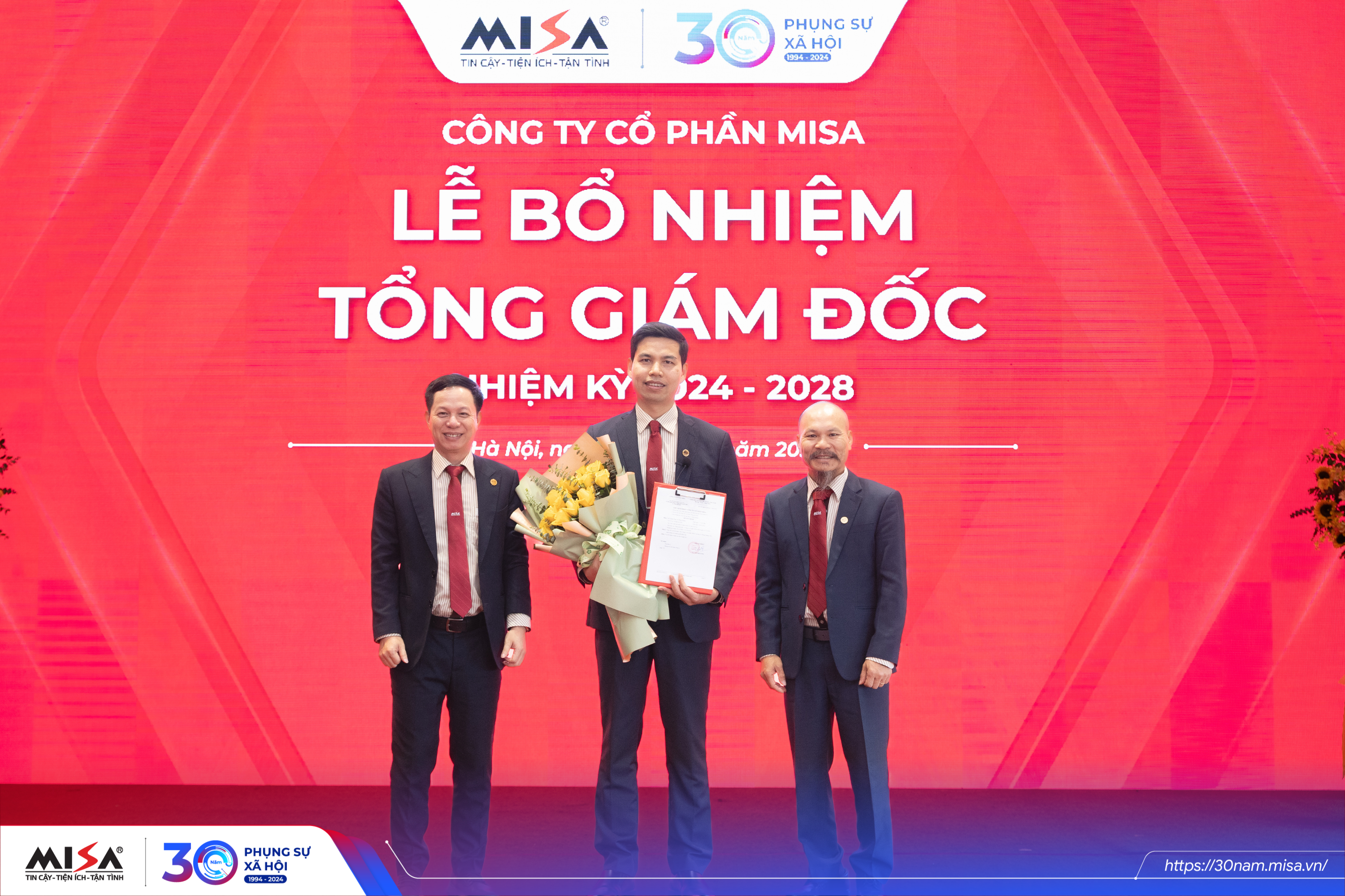 Phó bí thư Thường trực Tỉnh ủy Hồ Thị Hoàng - Vietnam.vn Phó bí thư Thường trực Tỉnh ủy Hồ Thị Hoàng Yến trao Huy hiệu Đảng đợt 19-5 tại huyện Mỏ Cày Nam