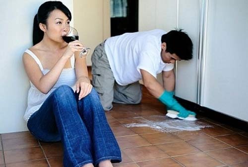 Mang tiếng ở nhà nội trợ chăm con nhưng hở ra là thấy vợ nằm xem ti vi để nhà cửa nhếch nhác, con bị hăm tã vì bẩn- Ảnh 1. Mang tiếng ở nhà nội trợ chăm con nhưng hở ra là thấy vợ nằm xem ti vi để nhà cửa nhếch nhác, con bị hăm tã vì bẩn- Ảnh 1.