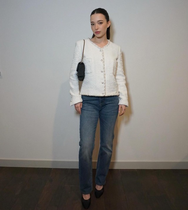 Mẫu áo hợp nhất khi diện cùng quần jeans xanh- Ảnh 1. Mẫu áo hợp nhất khi diện cùng quần jeans xanh- Ảnh 1.