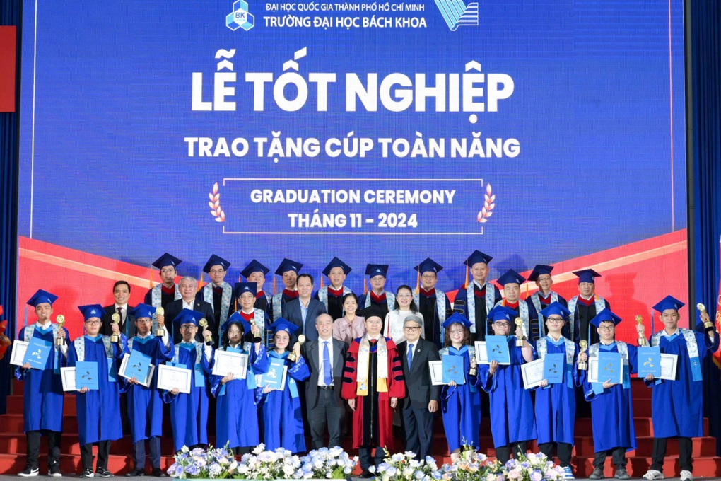 Mẹ tặng hoa tiền cho con trai trong lễ tốt nghiệp, lý do bất ngờ - 4 Mẹ tặng hoa tiền cho con trai trong lễ tốt nghiệp, lý do bất ngờ - 4