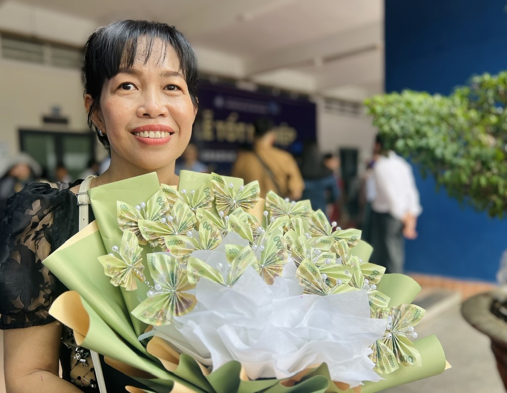 Mẹ tặng hoa tiền cho con trai trong lễ tốt nghiệp, lý do bất ngờ - 1 Mẹ tặng hoa tiền cho con trai trong lễ tốt nghiệp, lý do bất ngờ - 1