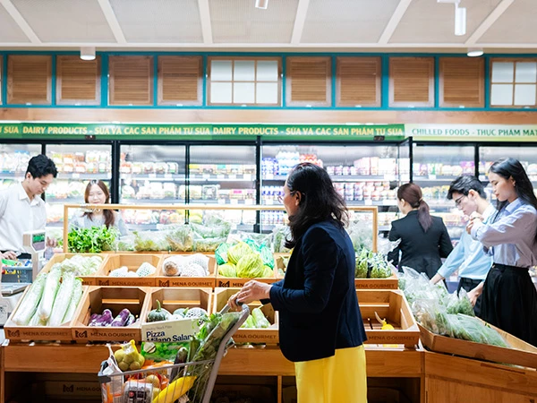 Du khách và người dân TP Hồ Chí Minh mua hàng nông sản Tây Giang (Quảng Nam) tại Mena Gourmet Market. Du khách và người dân TP Hồ Chí Minh mua hàng nông sản Tây Giang (Quảng Nam) tại Mena Gourmet Market.