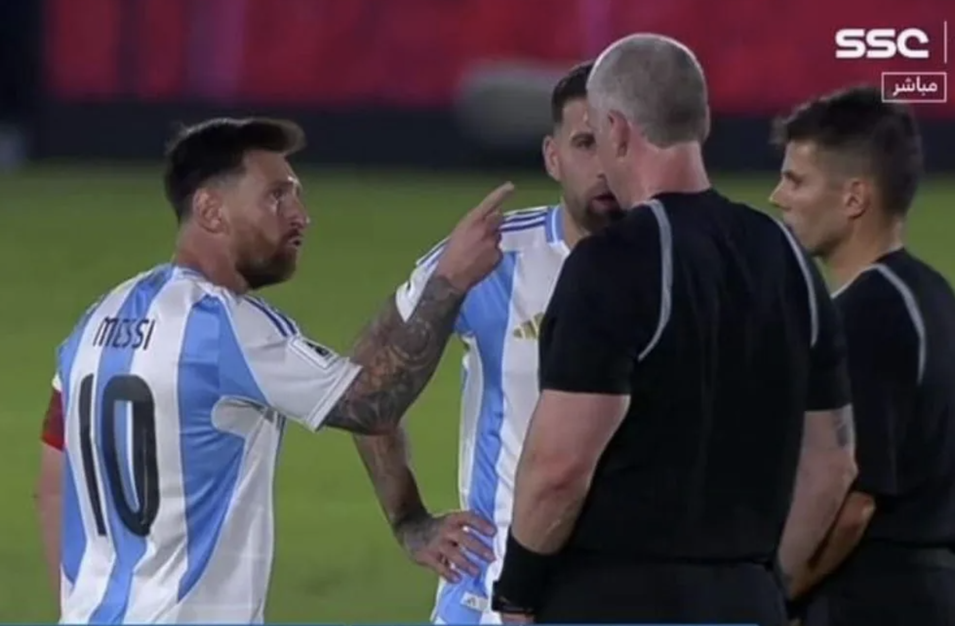 Messi chỉ tay vào mặt và dường như đã chỉ trích trọng tài Anderson Daronco Messi chỉ tay vào mặt và dường như đã chỉ trích trọng tài Anderson Daronco