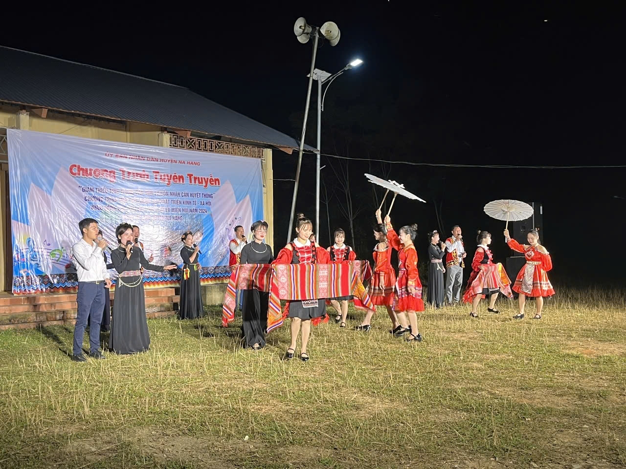 Tiết mục văn nghệ của Đội tuyên truyền lưu động huyện xuống cơ sở tuyên truyền về tảo hôn và hôn nhân cận huyết thống Tiết mục văn nghệ của Đội tuyên truyền lưu động huyện xuống cơ sở tuyên truyền về tảo hôn và hôn nhân cận huyết thống