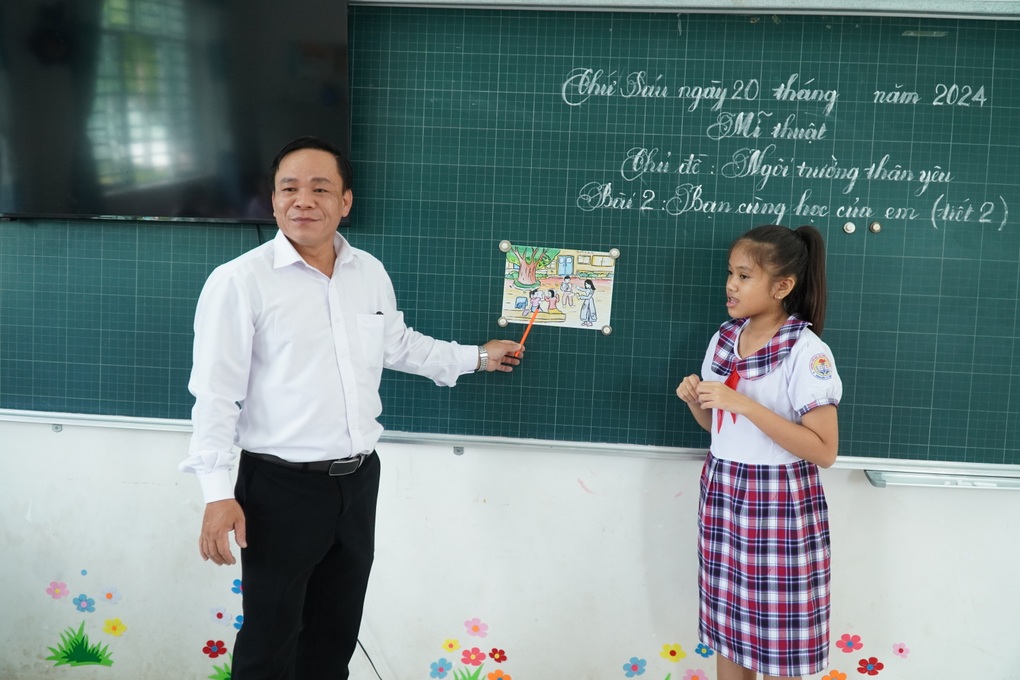 Ngàn ngày bán vé số, giúp học sinh nghèo của thầy giáo ở miền Tây - 4 Ngàn ngày bán vé số, giúp học sinh nghèo của thầy giáo ở miền Tây - 4