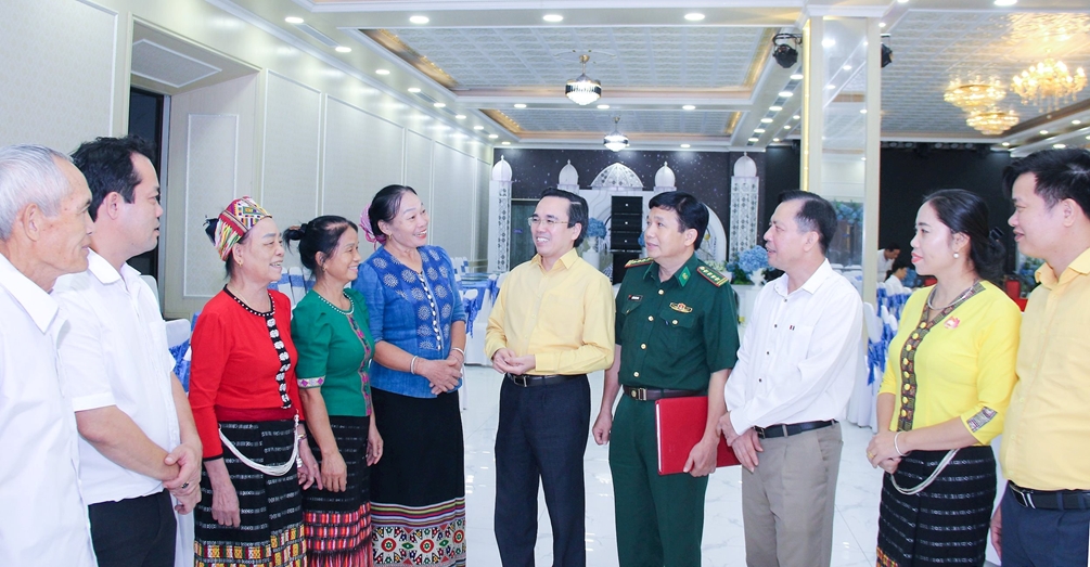 Lãnh đạo tỉnh Nghệ An trao đổi với người có uy tín bên lề hội nghị Lãnh đạo tỉnh Nghệ An trao đổi với người có uy tín bên lề hội nghị