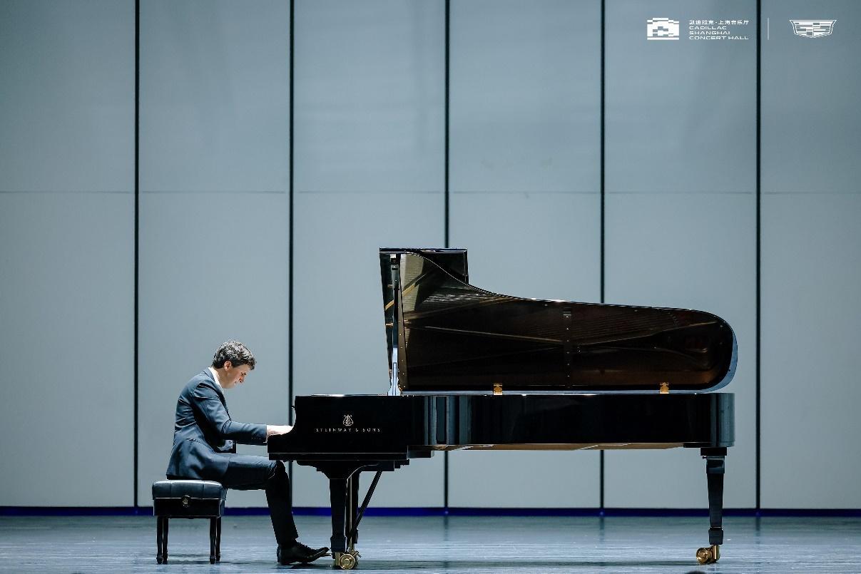 Nghệ sĩ dương cầm Olivier Moulin lưu diễn tại các thành phố lớn của Việt Nam - Ảnh 1. Nghệ sĩ dương cầm Olivier Moulin lưu diễn tại các thành phố lớn của Việt Nam - Ảnh 1.