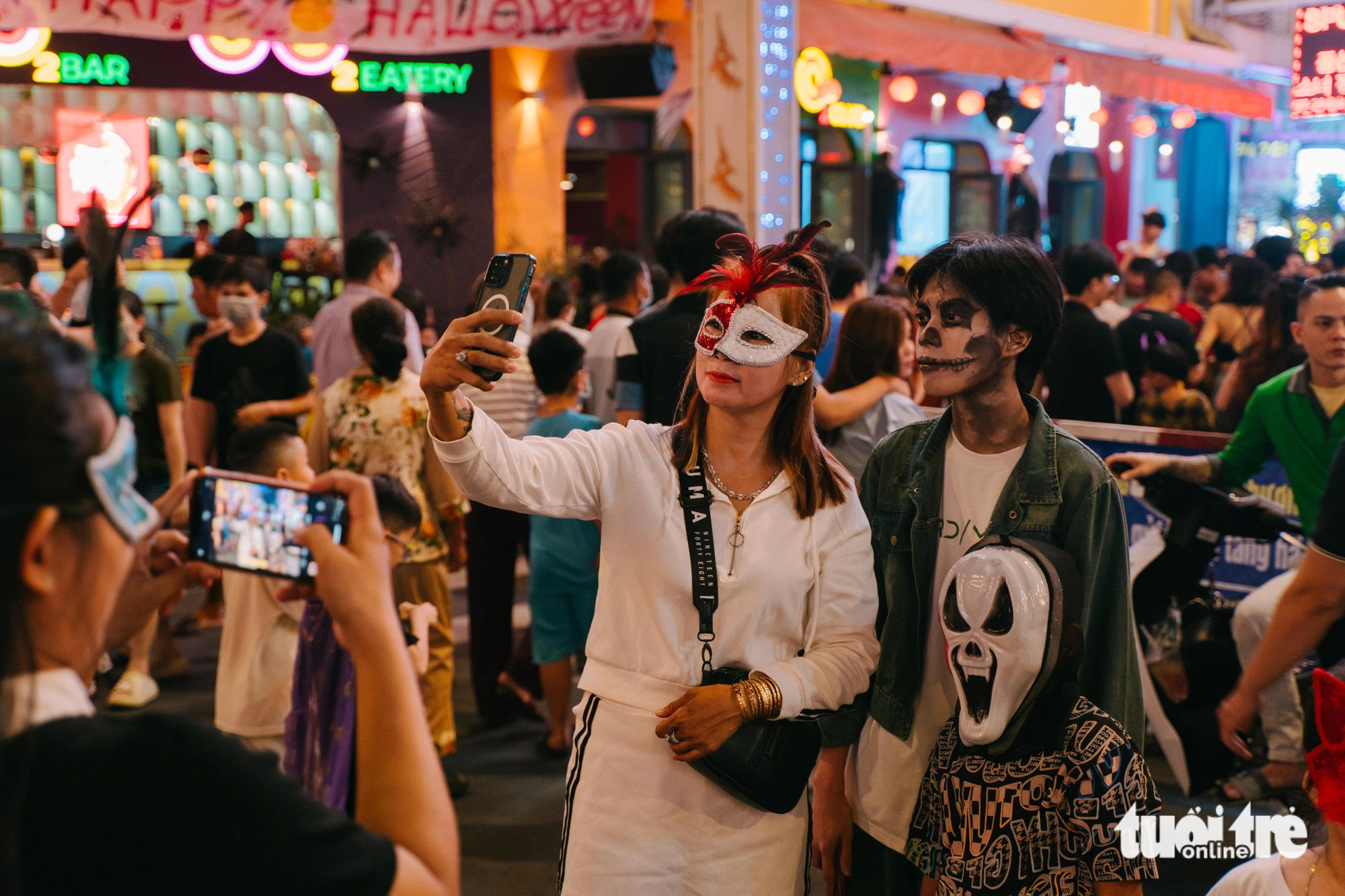 Người Việt 'chơi' Halloween còn nhiệt hơn người Tây - Ảnh 1. Người Việt chơi Halloween 'nhiệt' hơn cả Tây - Ảnh 1.