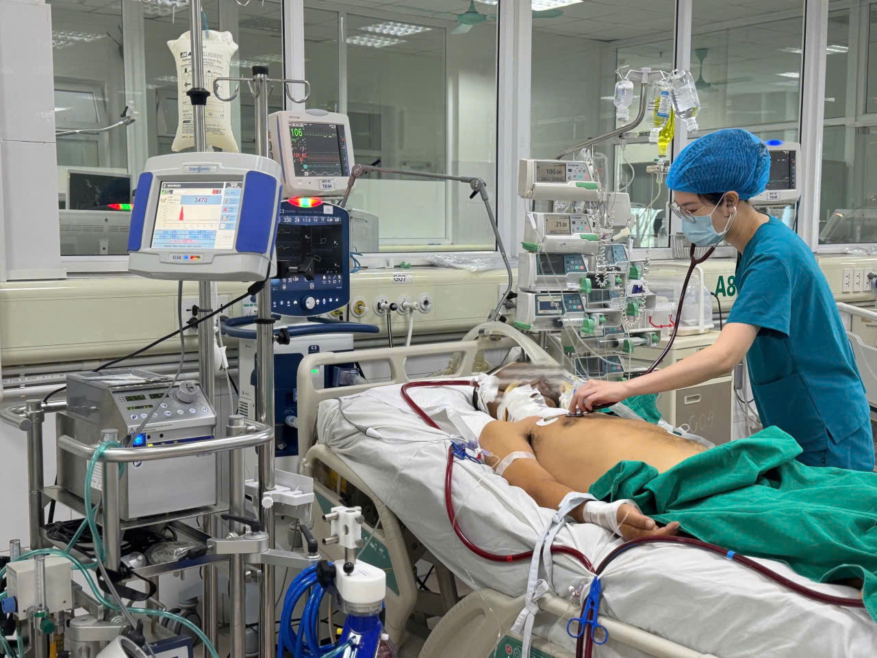 Người đàn ông lái máy xúc nguy kịch vì bị vi khuẩn Người đàn ông lái máy xúc nguy kịch vì bị vi khuẩn