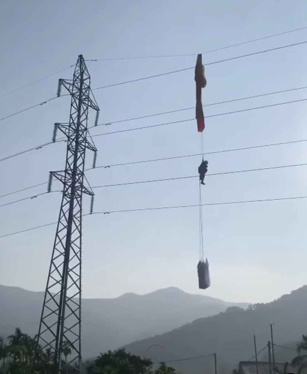 Người đàn ông nhảy dù mắc kẹt trên đường điện cao thế 110kV - 1 Người đàn ông nhảy dù mắc kẹt trên đường điện cao thế 110kV - 1