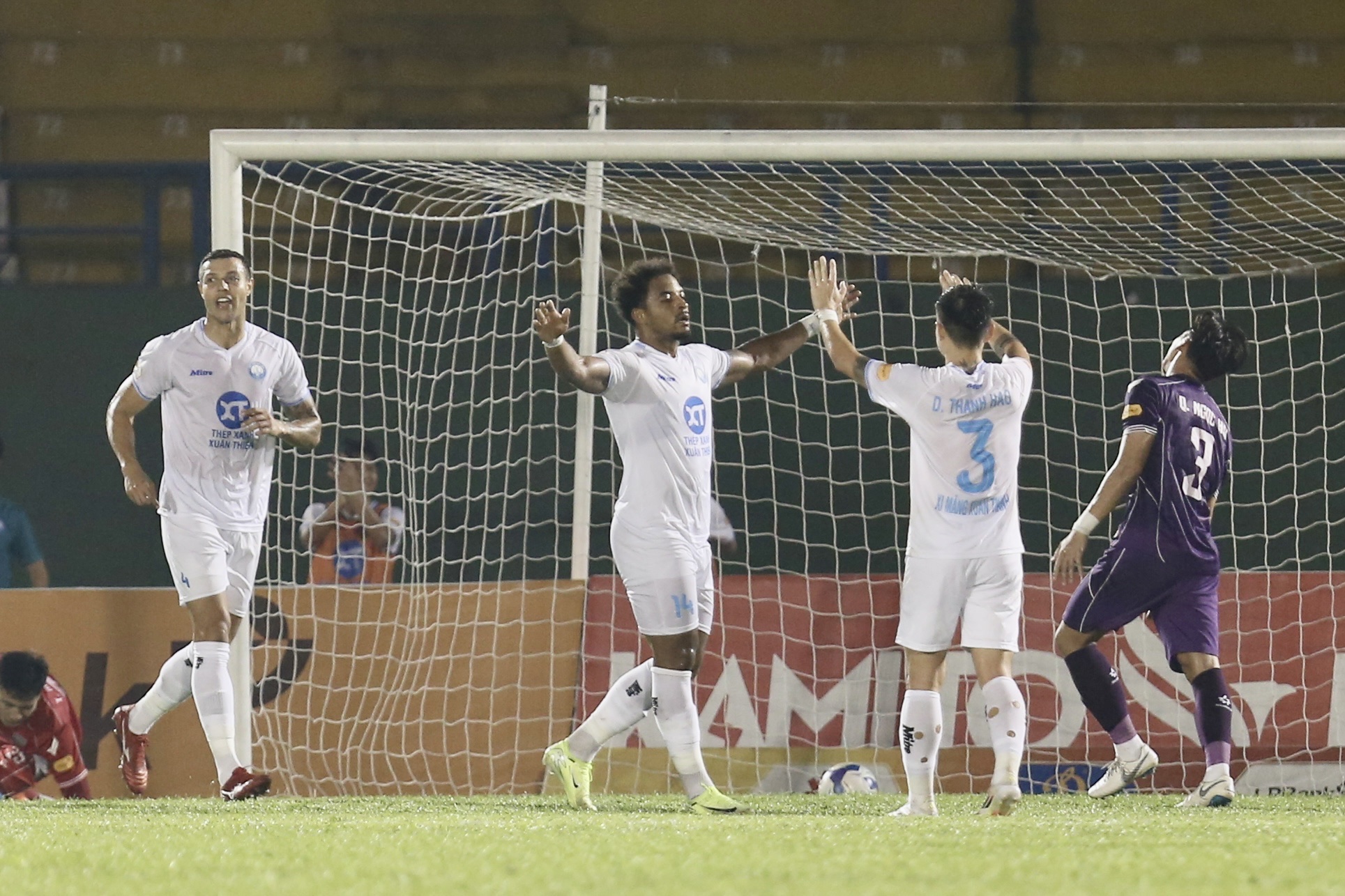Xuân Son chơi bùng nổ với cú hat-trick tại sân Bình Dương Xuân Son chơi bùng nổ với cú hat-trick tại sân Bình Dương