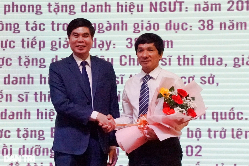 Nhà giáo nhân dân trích lương hưu để trao đến học sinh khó khăn - 1 Nhà giáo nhân dân trích lương hưu để trao đến học sinh khó khăn - 1