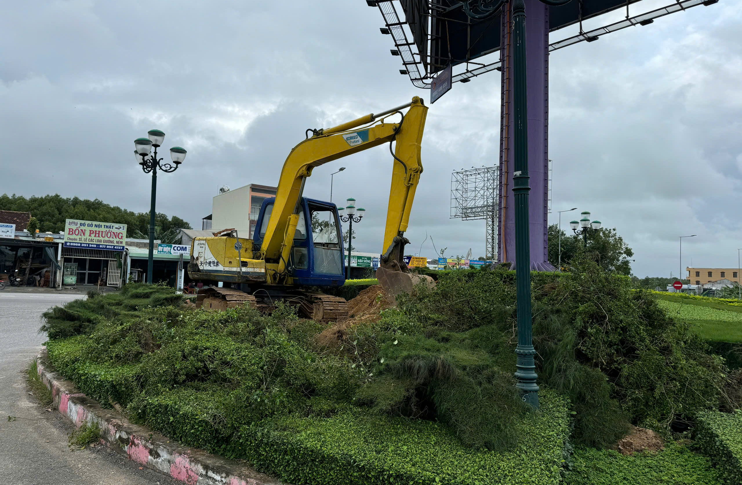 Nhà thầu tự ý đào đảo giao thông trên QL1 khi chưa được cấp phép- Ảnh 1. Nhà thầu tự ý đào đảo giao thông trên QL1 khi chưa được cấp phép- Ảnh 1.