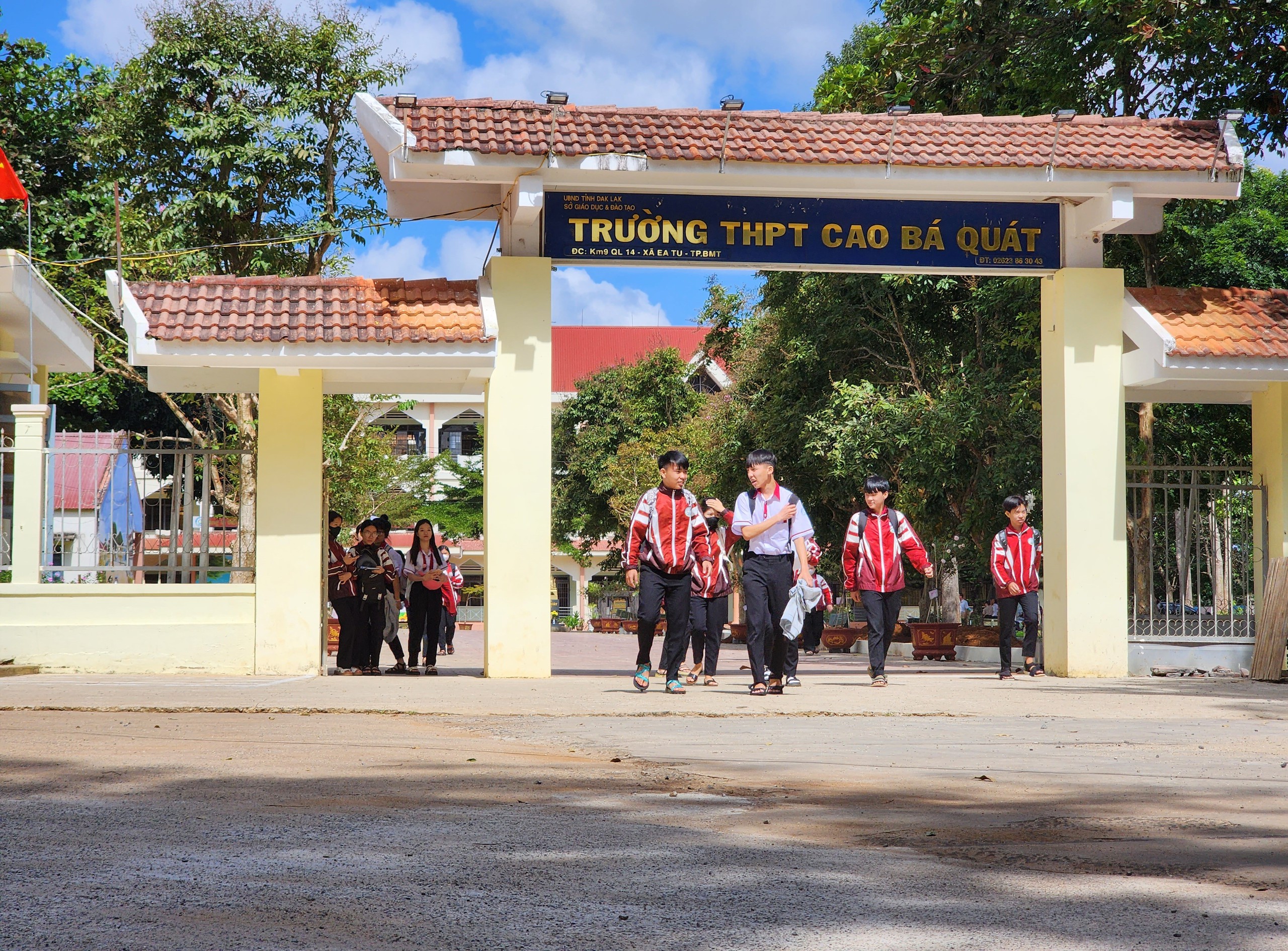 Nhà trường bị Nhà trường bị