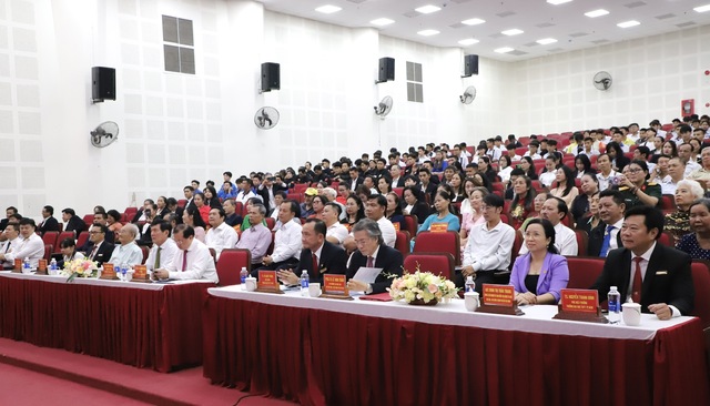 Trường Đại học Thể dục Thể thao TP.HCM kỷ niệm 20/11 và vinh dự đón nhận Cờ thi đua của Chính phủ - Ảnh 1. Trường Đại học Thể dục Thể thao TP.HCM kỷ niệm 20/11 và vinh dự đón nhận Cờ thi đua của Chính phủ - Ảnh 1.
