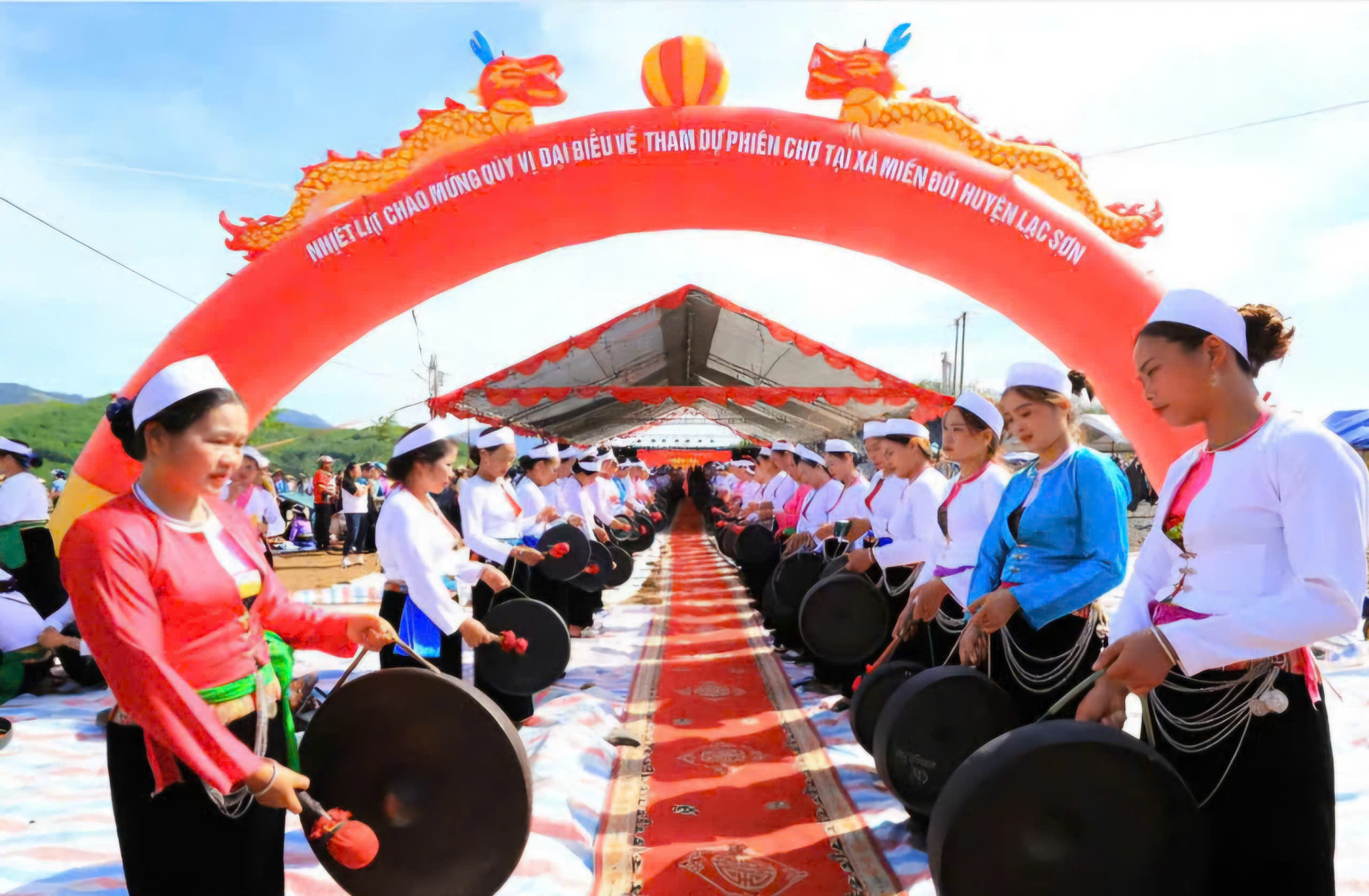Những phiên chợ vùng cao kết nối tiêu thụ sản phẩm miền núi tỉnh Hòa Bình - Ảnh 1. Những phiên chợ vùng cao kết nối tiêu thụ sản phẩm miền núi tỉnh Hòa Bình - Ảnh 1.