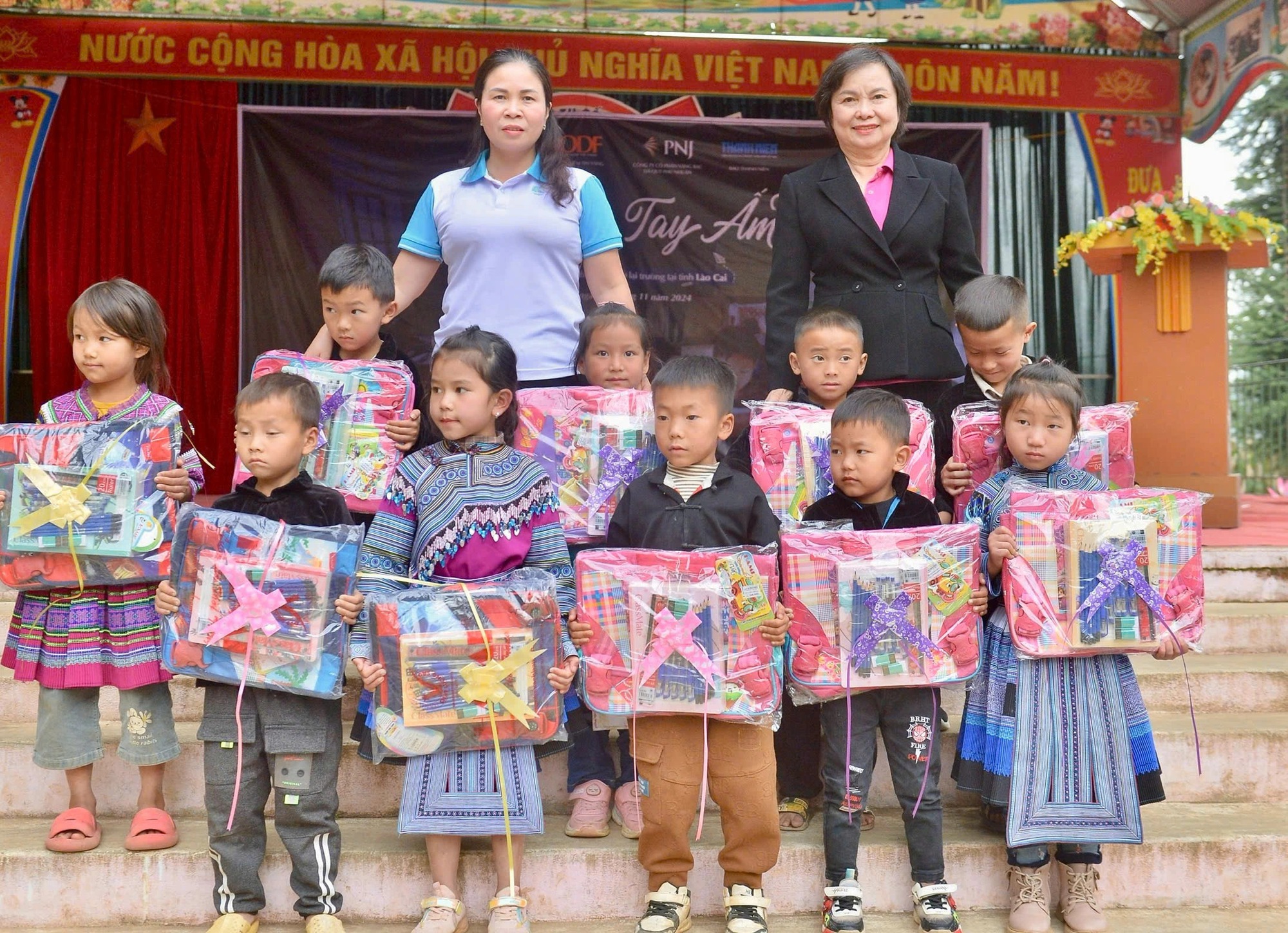 'Nối vòng tay ấm' mang hơi ấm lên vùng cao- Ảnh 1. 'Nối vòng tay ấm' mang hơi ấm lên vùng cao- Ảnh 1.