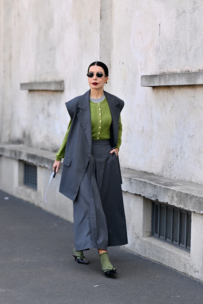'Nữ tổng tài' mặc suit vest và quần ống rộng tới công sở, dạo phố- Ảnh 6. 'Nữ tổng tài' mặc suit vest và quần ống rộng tới công sở, dạo phố- Ảnh 6.