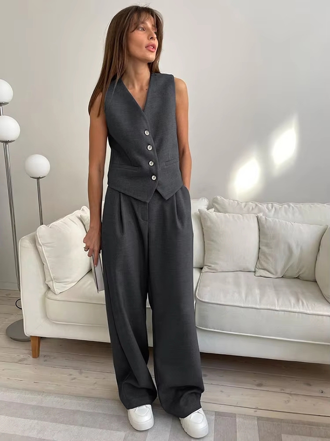 'Nữ tổng tài' mặc suit vest và quần ống rộng tới công sở, dạo phố- Ảnh 1. 'Nữ tổng tài' mặc suit vest và quần ống rộng tới công sở, dạo phố- Ảnh 1.