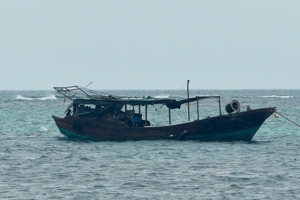 Phát hiện tàu có chữ nước ngoài trôi dạt gần đảo Lý Sơn - 1 Phát hiện tàu có chữ nước ngoài trôi dạt gần đảo Lý Sơn - 1