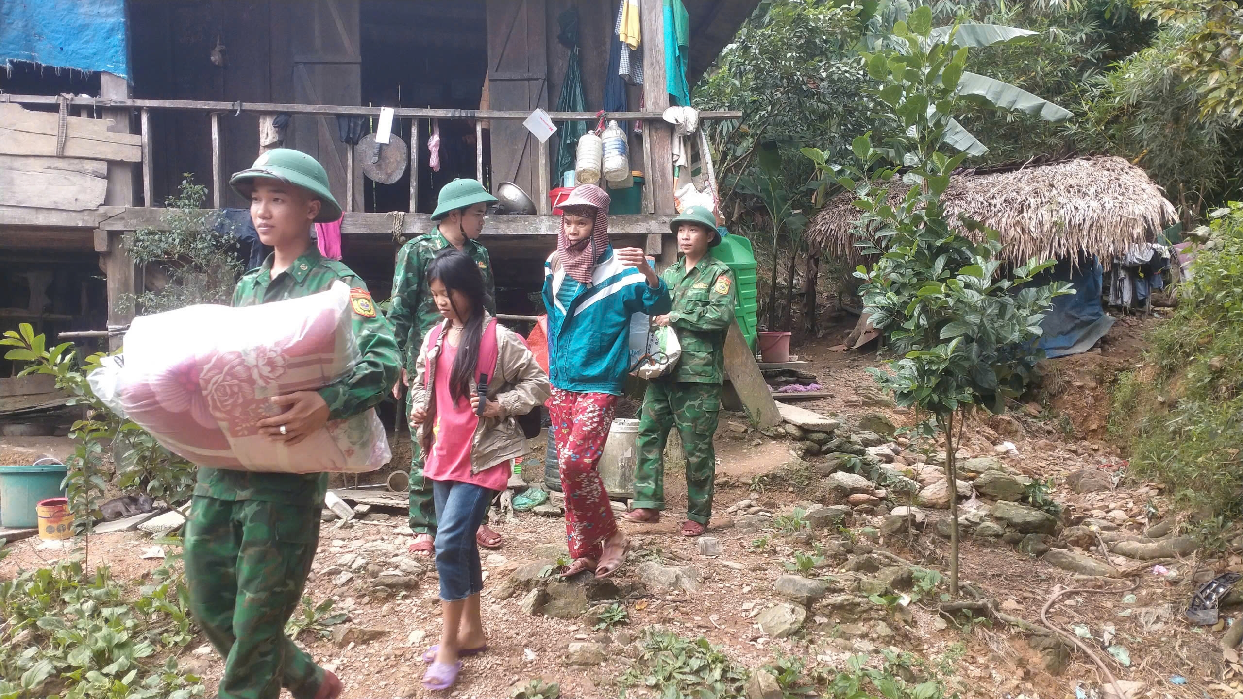 Quảng Bình: Phát hiện vết nứt trên đồi cao, 13 hộ dân bản Tân Ly phải di dời khẩn cấp- Ảnh 1. Quảng Bình: Phát hiện vết nứt trên đồi cao, 13 hộ dân bản Tân Ly phải di dời khẩn cấp- Ảnh 1.