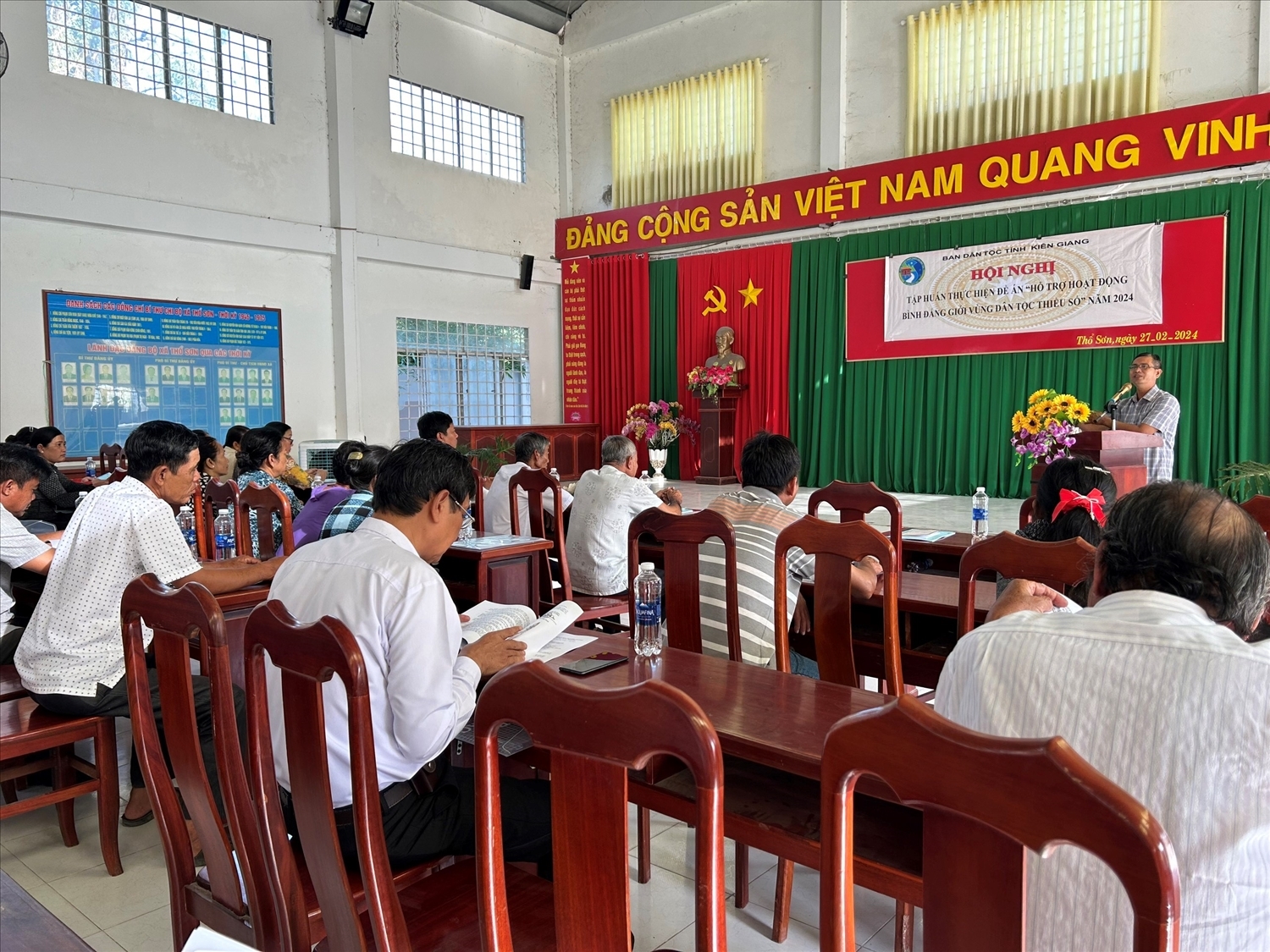 Người có uy tín trong vùng đồng bào DTTS huyện Giồng Riềng thường xuyên được tham gia các hội nghị tập huấn cung cấp thông tin về chủ trương, đường lối của Đảng, chính sách, pháp luật của Nhà nước Người có uy tín trong vùng đồng bào DTTS huyện Giồng Riềng thường xuyên được tham gia các hội nghị tập huấn cung cấp thông tin về chủ trương, đường lối của Đảng, chính sách, pháp luật của Nhà nước