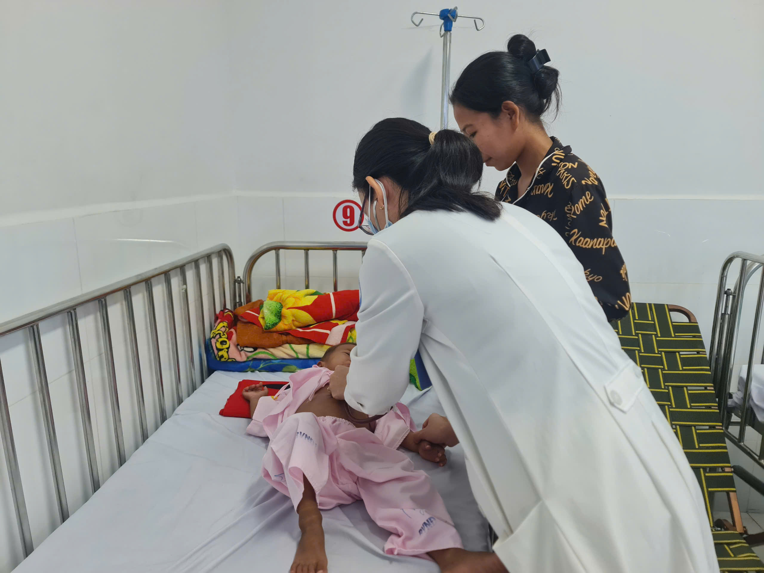 Phẫu thuật khẩn cấp cứu bé trai mắc bệnh tim bẩm sinh- Ảnh 1. Phẫu thuật khẩn cấp cứu bé trai mắc bệnh tim bẩm sinh- Ảnh 1.