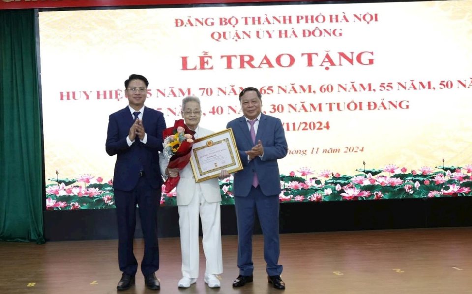 Phó Bí thư Thành ủy Hà Nội Nguyễn Văn Phong trao Huy hiệu Đảng tặng đảng viên lão thành thuộc Đảng bộ quận Hà Đông.