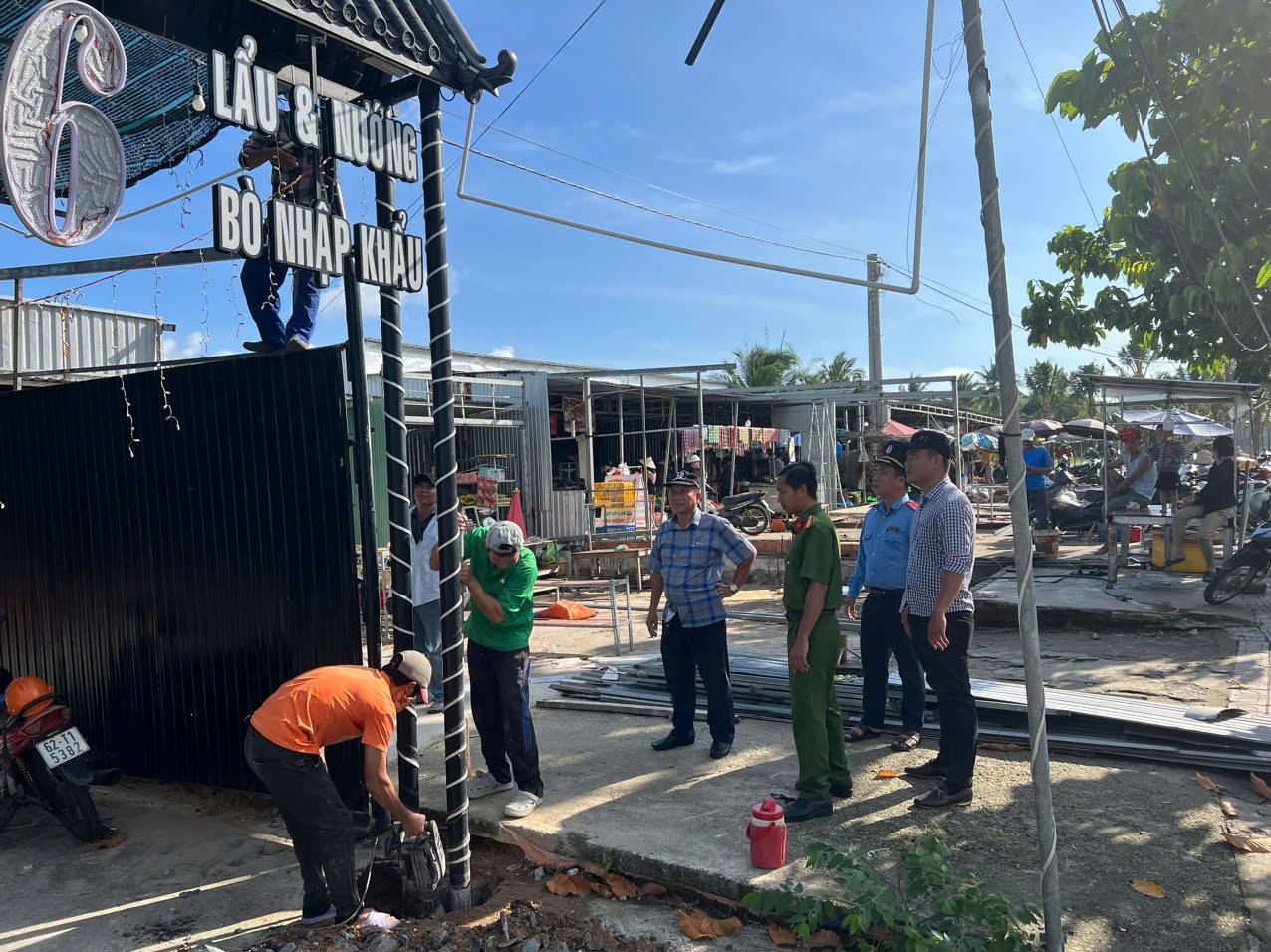 Phú Quốc quyết liệt xử lý lấn chiếm lòng đường, lấy lại cảnh quan - Ảnh 1. Phú Quốc quyết liệt xử lý lấn chiếm lòng đường, lấy lại cảnh quan - Ảnh 1.