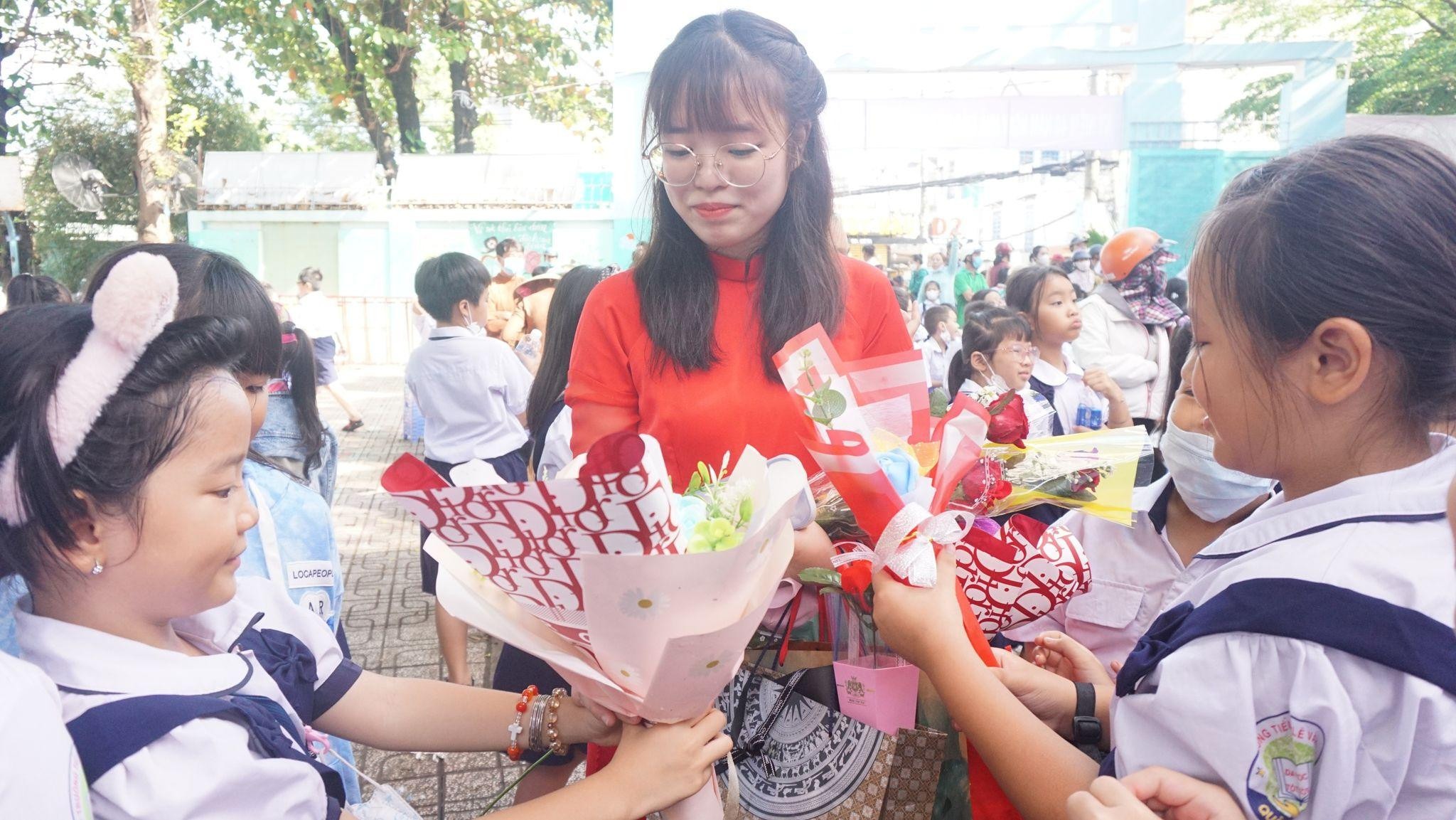 “Ngày 20/11, phụ huynh thay vì tặng hoa, nên đổi thành quà cho học sinh nghèo!”- Ảnh 2. “Ngày 20/11, phụ huynh thay vì tặng hoa, nên đổi thành quà cho học sinh nghèo!”- Ảnh 2.