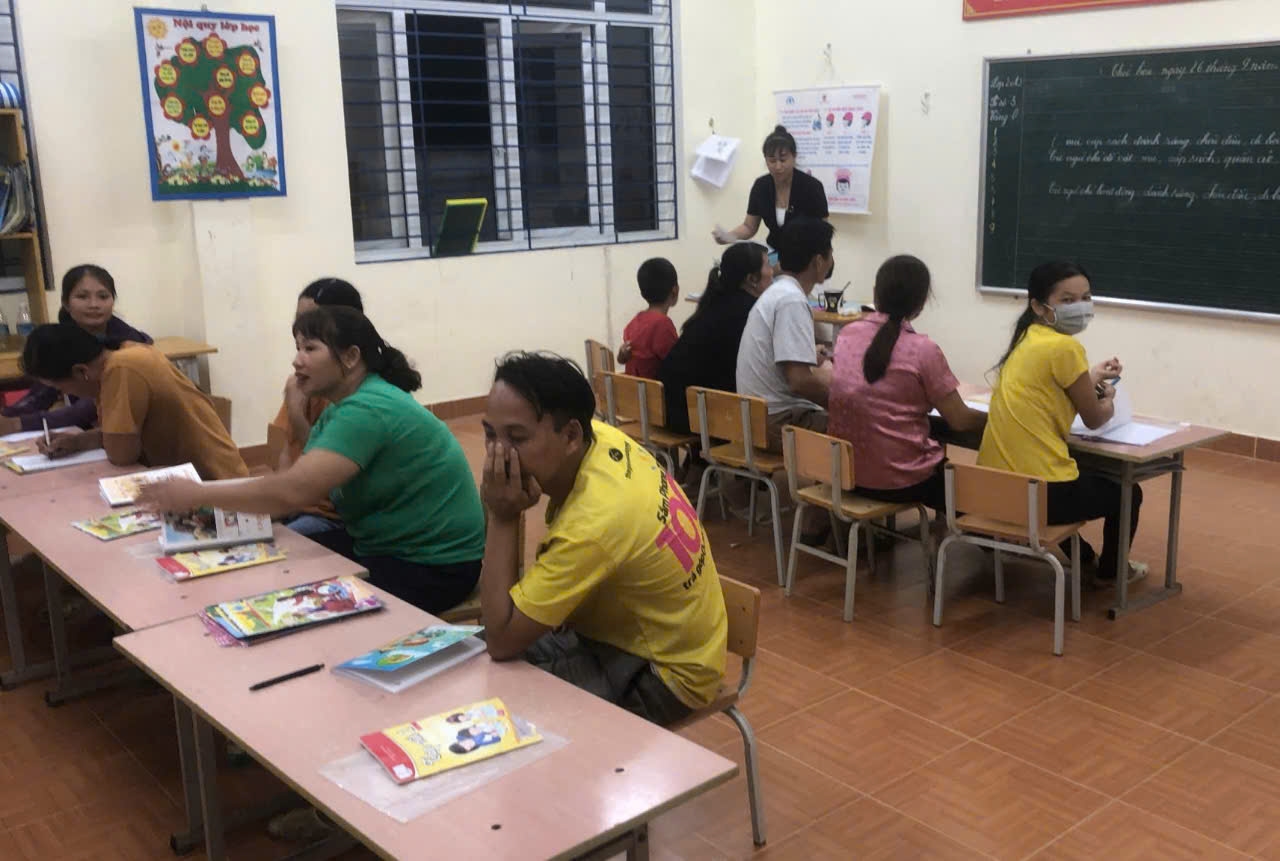 Vượt qua mặc cảm, nhiều học viên lớn tuổi tích cực đến lớp học chữ Vượt qua mặc cảm, nhiều học viên lớn tuổi tích cực đến lớp học chữ