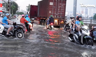Triều cường đạt đỉnh, người dân TPHCM chật vật di chuyển giữa mênh mông nước
