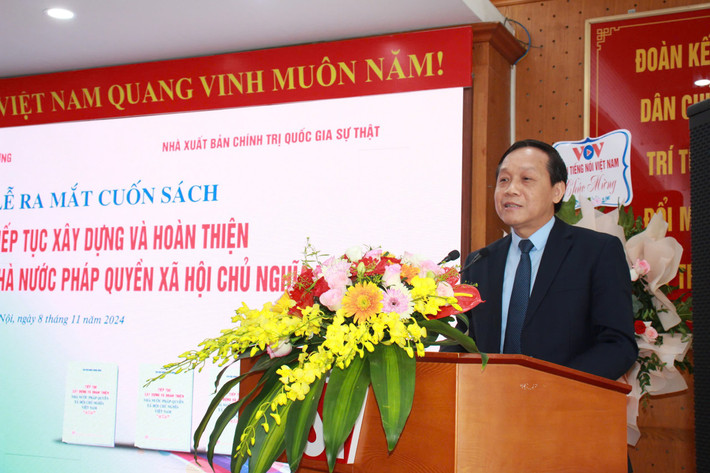 Ra mắt sách về xây dựng Nhà nước pháp quyền xã hội chủ nghĩa - Ảnh 1. Ra mắt sách về xây dựng Nhà nước pháp quyền xã hội chủ nghĩa - Ảnh 1.