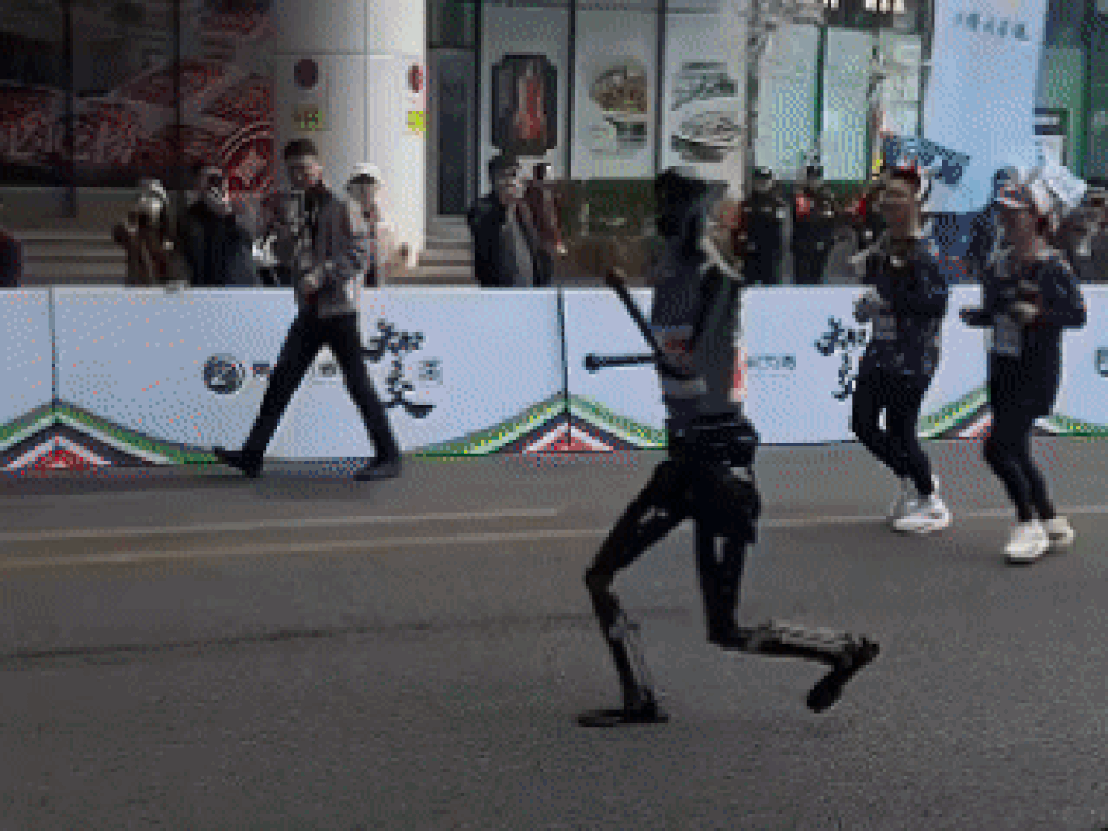 Robot chạy cùng vận động viên marathon ở Trung Quốc - 2 Robot chạy cùng vận động viên marathon ở Trung Quốc - 2
