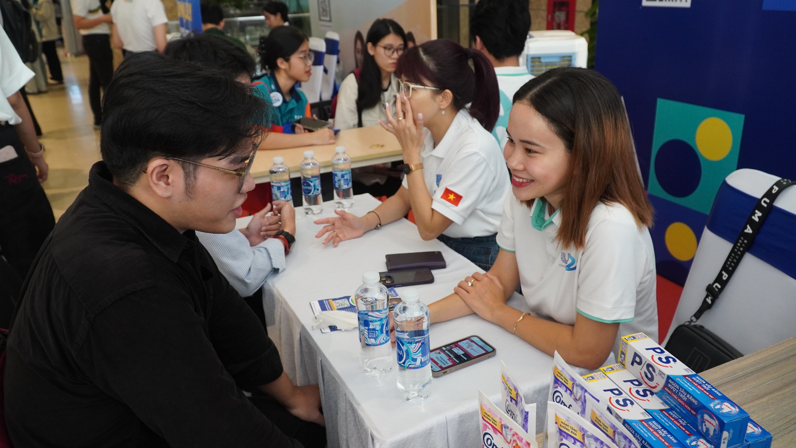 Rút ngắn khoảng cách giữa lãnh đạo doanh nghiệp và ứng viên GenZ - Ảnh 1. Rút ngắn khoảng cách giữa lãnh đạo doanh nghiệp và ứng viên GenZ - Ảnh 1.