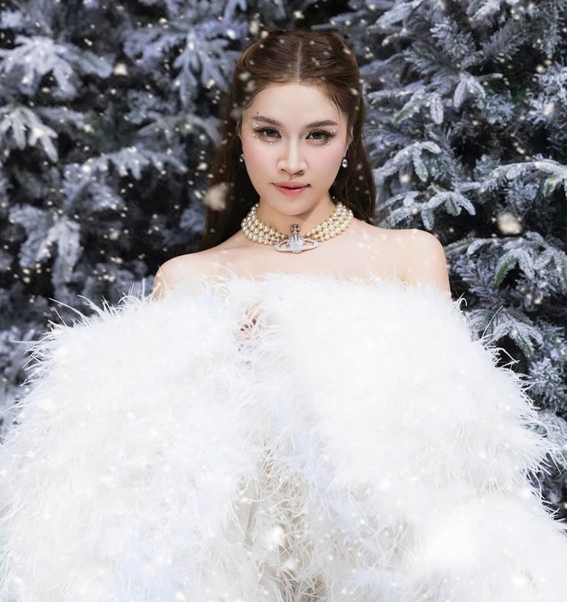 Sao Việt diện đồ đón Noel với váy ngắn sành điệu- Ảnh 1. Sao Việt diện đồ đón Noel với váy ngắn sành điệu- Ảnh 1.