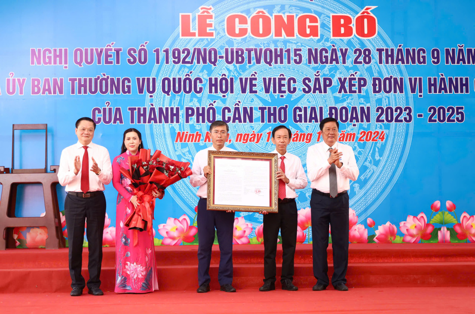 Lãnh đạo TP Cần Thơ trao nghị quyết sắp xếp 4 phường thuộc quận Ninh Kiều.