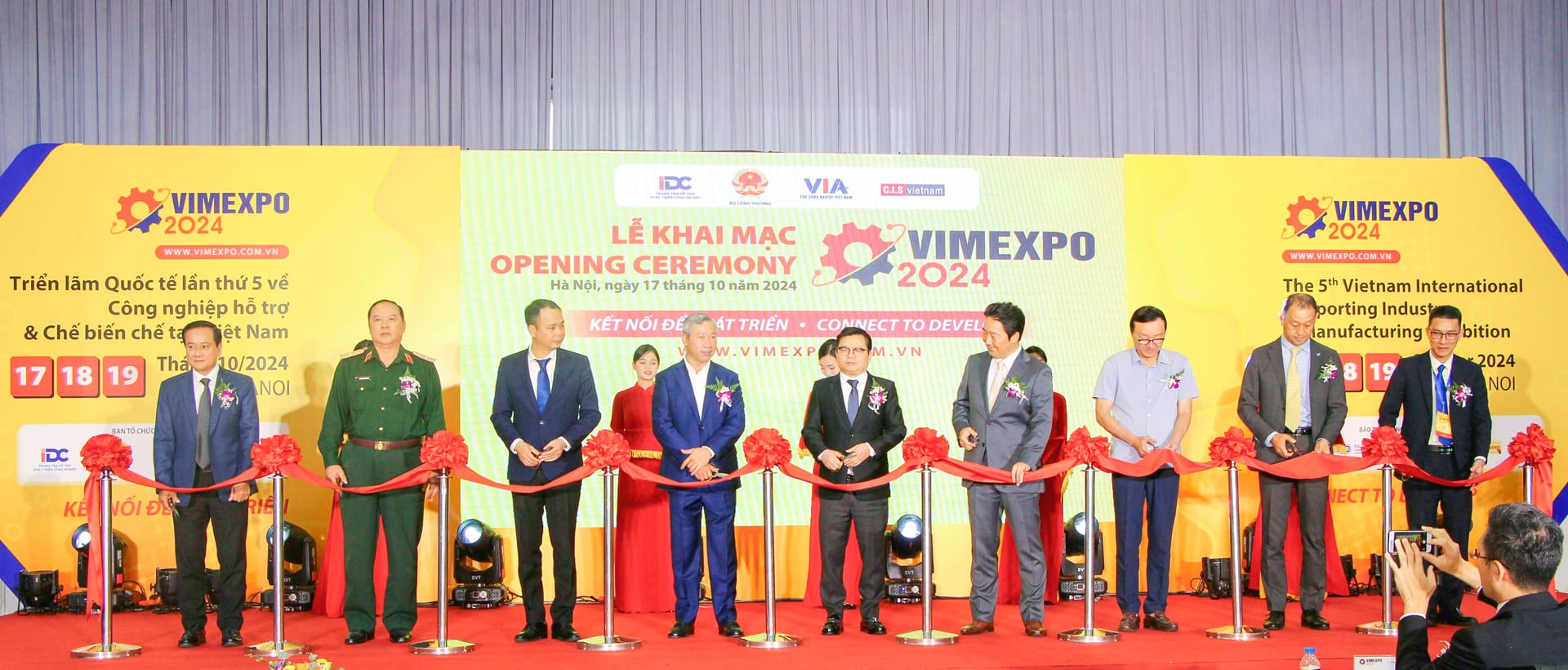 Ông Đỗ Minh Tâm – Tổng Giám đốc THACO INDUSTRIES (ngoài cùng, bên phải) cùng các đại biểu cắt băng khai mạc Triển lãm VIMEXPO 2024 1