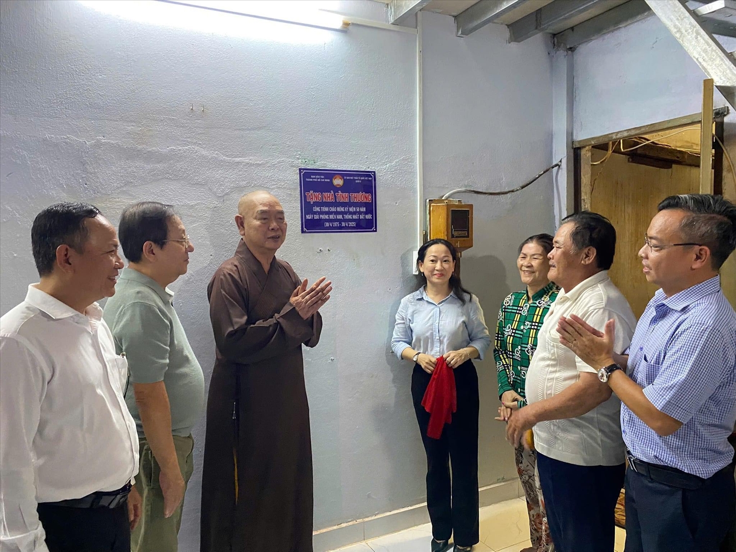 Bà Đặng Thị Tuyết Mai - Phó Trưởng Ban Dân tộc TP. Hồ Chí Minh (đứng giữa) cùng các đại biểu và gia đình ông Lữ Triều Hưng thực hiện nghi thức khánh thành Nhà tình thương. Bà Đặng Thị Tuyết Mai - Phó Trưởng Ban Dân tộc TP. Hồ Chí Minh (đứng giữa) cùng các đại biểu và gia đình ông Lữ Triều Hưng thực hiện nghi thức khánh thành Nhà tình thương.