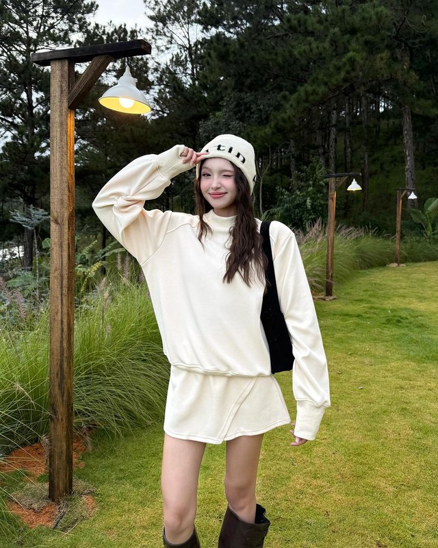Tận hưởng mùa đông với vẻ đẹp của áo sweater- Ảnh 1. Tận hưởng mùa đông với vẻ đẹp của áo sweater- Ảnh 1.