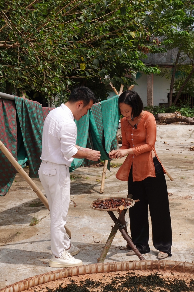 Tặng hoa hậu váy cũ, quảng bá lụa cổ để làm thời trang xanh- Ảnh 8. Tặng hoa hậu váy cũ, quảng bá lụa cổ để làm thời trang xanh- Ảnh 8.