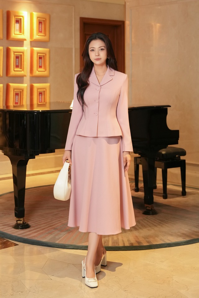 Tạo dấu ấn cá nhân độc bản qua trang phục công sở- Ảnh 1. Tạo dấu ấn cá nhân độc bản qua trang phục công sở- Ảnh 1.