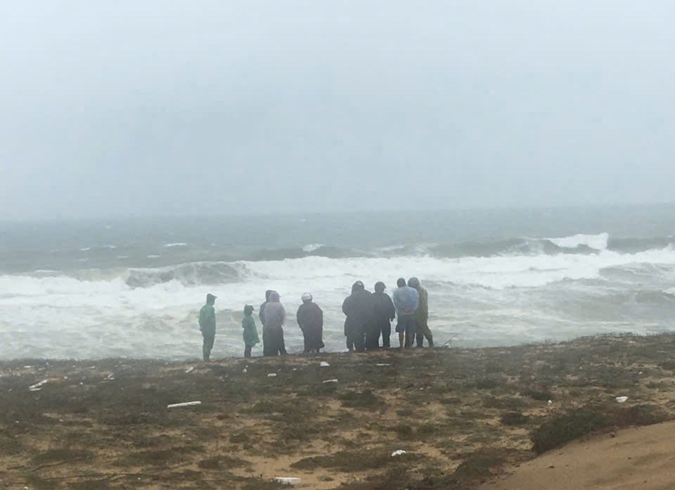 Tàu cá bị sóng đánh chìm ở vùng biển Sa Huỳnh, một ngư dân mất tích- Ảnh 1. Tàu cá bị sóng đánh chìm ở vùng biển Sa Huỳnh, một ngư dân mất tích- Ảnh 1.