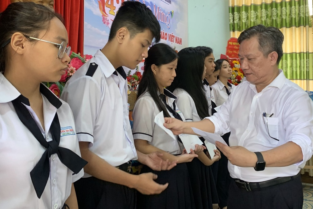 Thầy cô làm chuyện lạ dịp 20/11 khiến nhiều học sinh xúc động - 1 Thầy cô làm chuyện lạ dịp 20/11 khiến nhiều học sinh xúc động - 1