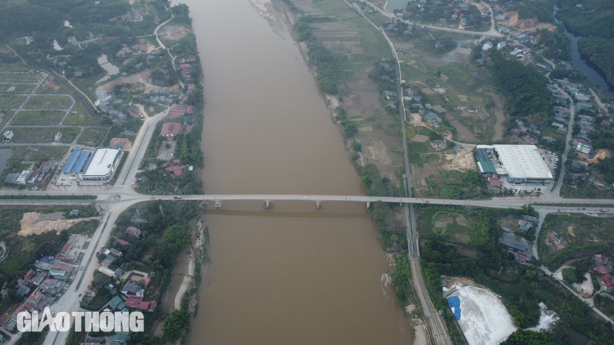 Thêm một cầu ở Yên Bái bị cấm lưu thông, các phương tiện di chuyển ra sao?- Ảnh 1. Thêm một cầu ở Yên Bái bị cấm lưu thông, các phương tiện di chuyển ra sao?- Ảnh 1.