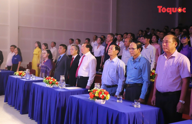 Thứ trưởng Tạ Quang Đông thăm và chúc mừng các cơ sở đào tạo tại TP.HCM nhân Ngày Nhà giáo Việt Nam 20/11 - Ảnh 1. Thứ trưởng Tạ Quang Đông thăm và chúc mừng các cơ sở đào tạo tại TP.HCM nhân Ngày Nhà giáo Việt Nam 20/11 - Ảnh 1.